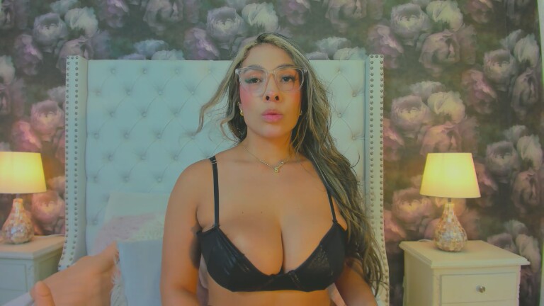 sarareynoldsX's Streamate show and profile