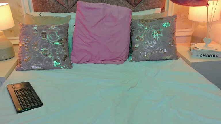 ScarletShinee's Streamate show and profile