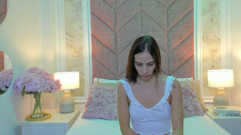 ScarletShinee's Streamate show and profile