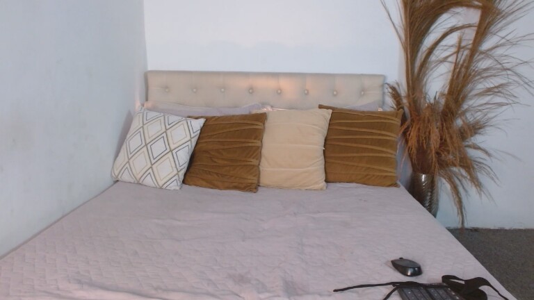 AdharaHiiller's Streamate show and profile